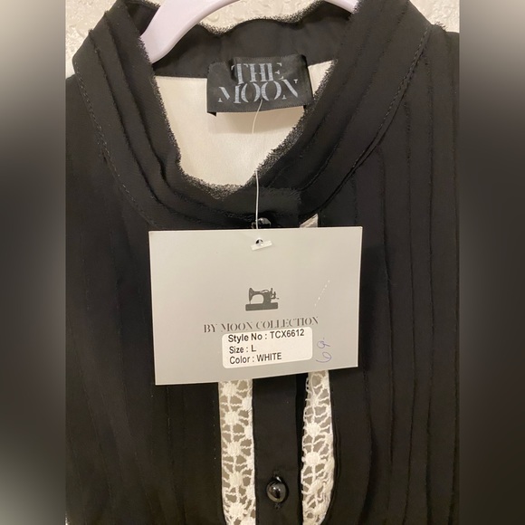 Elegant black and white blouse with embroidered front. New with ticket. - Picture 2 of 5